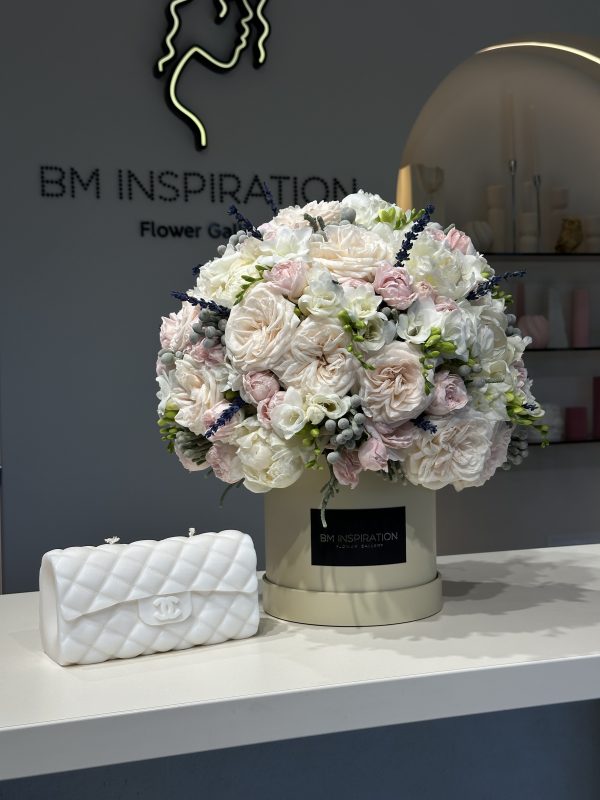 Luxury Floral Arrangement - imagine 5