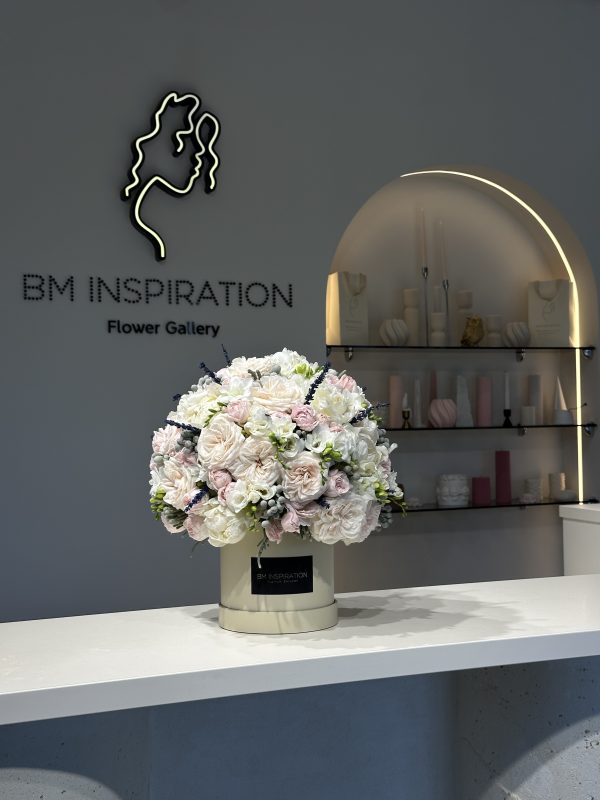 Luxury Floral Arrangement - imagine 8